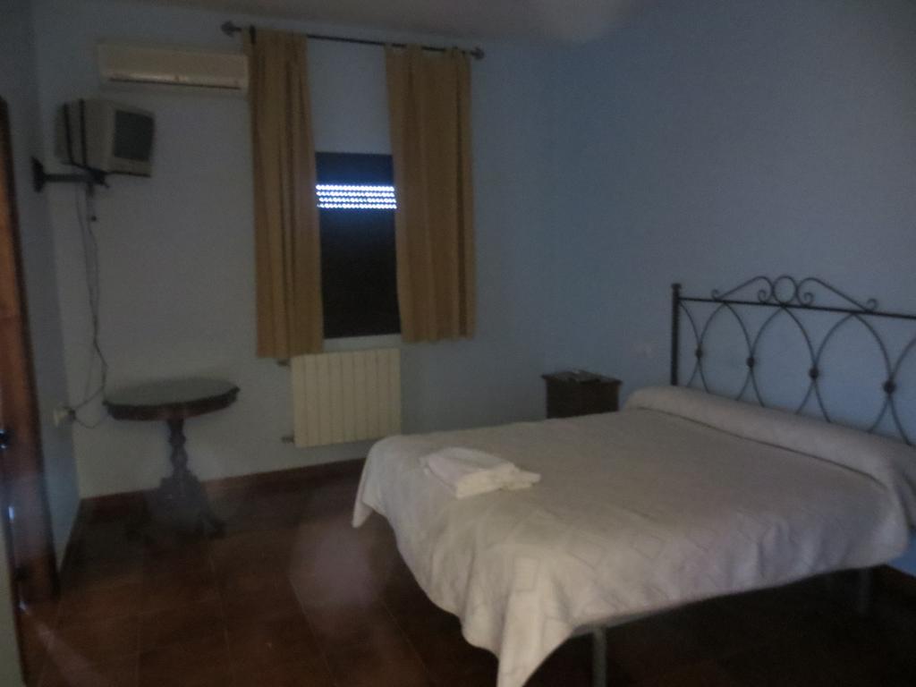 Hostal Rest. Campoabierto Valencia de las Torres Стая снимка