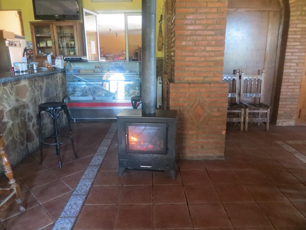 Hostal Rest. Campoabierto Valencia de las Torres Екстериор снимка